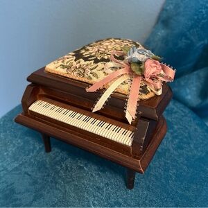 Enesco OdeTo Joy Piano with Floral Cushion